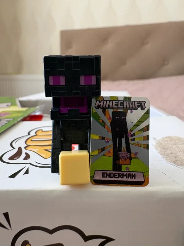 Ендермен з карточкою Майнкрафт