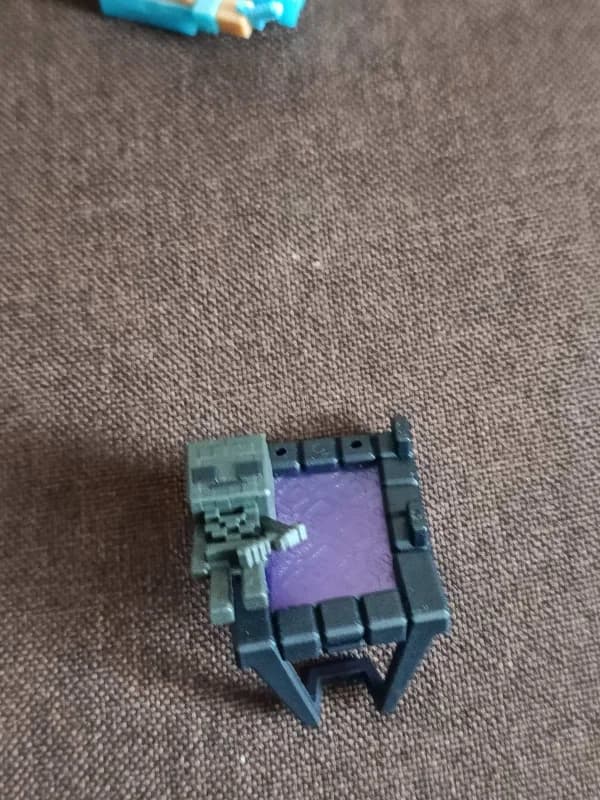 Портал з скелетом чорним